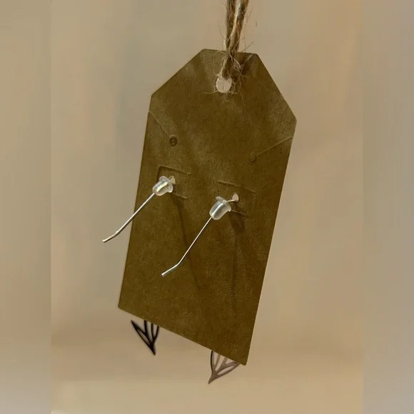 Elegant Floral Silver Tone Earrings - Picture 6 of 7